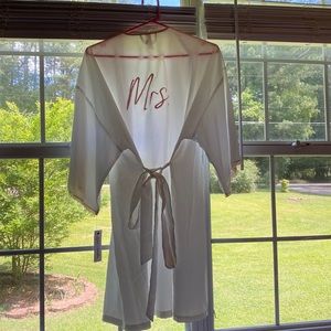 NWT Ladies Mrs. bridal silk robe size medium